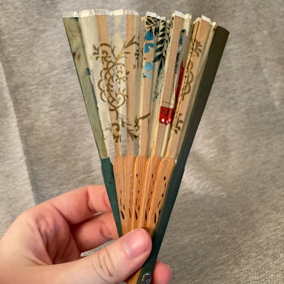 Butterfly Floral Vintage Folding Fan - Picture 4 of 16